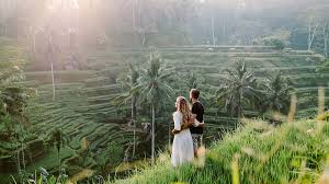 Sesi foto prewedding menjadi salah satu bagian dari persiapan. Prewedding Di Sawah