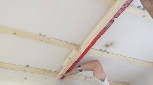 Decke Abhangen Holzkonstruktion Herstellen Anleitung Tipps Vom Maurer Trockenbau Diybook De Trockenbau Holzkonstruktion Maurerarbeiten