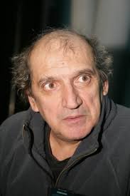 În timp ce adulții stau la taclale la o petrecere de nuntă ce pare să nu se mai sfârșească, iar ceilalți copii dau buzna la joacă, un băiețel se furișează neobservat sub masă. The Rest Is Silence 2008 Movie Where To Watch Streaming Online Plot