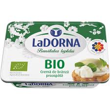2 oua, 570g branza dulce de vaci, 150g zahar pudra, 100ml frisca lichida, 200ml lapte cald, 2 linguri faina, un plic budinca de vanilie, esenta de vanilie, cateva fructe de padure pentru decorat. Ladorna Crema De Branza Proaspata Bio 200g Www Mega Image Ro