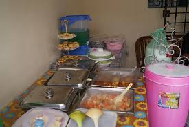 Salah satunya adalah memasak dan menyajikan makanan untuk keluarga. Rumah Juadah Rumah Terbuka Raya