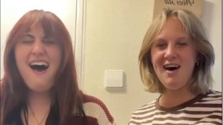 Jennie en Aida Jelies roepen afschuw op met zangkunsten: 'Katten vlogen gordijnen  in' - TVgids.nl