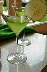 How to make a green apple martini « specialty drinks ? Easy Appletini Sour Apple Martini Recipe Small Town Woman