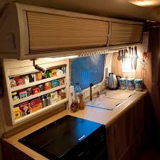I Love This Little Organized Kitchen Shelving Unit Campeurs Renovees Organiser Les Armoires De Cuisine Interieur Airstream