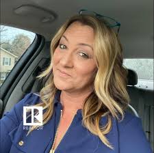 At tonight's The GRAMMYs, Adam Levine and Gwen Stefani performed their duet  "My Heart Is Open" from Maroon 5's album, 'V.' While Stefani brought a  heavy dose of emotiveness to her half