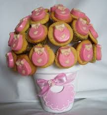 Centros de mesa con elefantitos para baby shower y cumpleaños de niñas usa cajas de madera o huacales, decora el centro de mesa con moños de listón, tul, y elefantitos recortados en papel de scrapbook. Centros De Mesa Para Un Baby Shower Espaciohogar Com