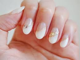 パールホワイトのハーフフレンチネイル 何 も な い 空 ブライダルネイル 可愛いネイル ネイルデザイン