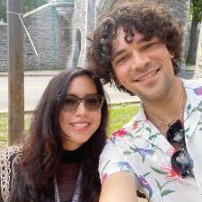 Lovely surprise to see one of our fans from Vancouver during my street  performance 💛 @elsieannecaplette