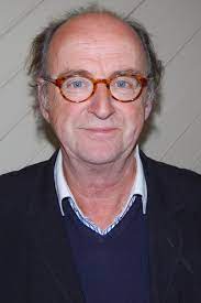Historien handler om en fattig enlig mor, der deltager i et kursus om 'hvordan man gifter sig med en millionær'. Ellis In Glamourland 2004 Movie Where To Watch Streaming Online Plot