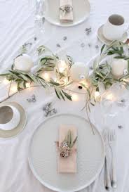 Diy Ideen Skandinavisch Mit Tannen Grun Festliche Tischdeko Fur Weihnachten Mit Lichterkette Tischdekoration Weihnachten Tischdeko Weihnachten Tischdekoration