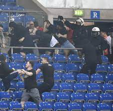 Stats and video highlights of match between eintracht frankfurt vs schalke 04 highlights from bundesliga 20/21. Schalke Frankfurt Massenschlagerei Auf Gazprom Tribune 7 Verletzte Polizisten Welt