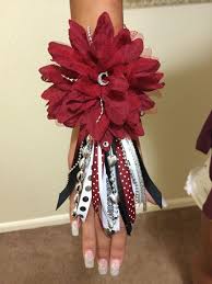 See more ideas about homecoming, homecoming mums, homecoming mums diy. Homecoming Wrist Mum Homecomingmums Homecoming Mums Diy Homecoming Mums Senior Homecoming Corsage