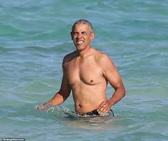 Is Obama In Hawaiir For Christmas 2022 Barack Obama Takes A Dip In Hawaii, As Daughters Sasha And Malia Hit The  Water On Paddleboards – In Entertainment