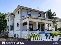 See more ideas about dentil moulding, house exterior, exterior trim. Ein Architektonisch Interessantes Haus Mit Dentil Molding Akzente Auf Der Aussenseite Stockfotografie Alamy