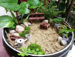 Mama dapat meletakkannya di meja ruang tamu, menggantungnya di taman, atau menjadikannya aksen pada rak. Diy Miniature Garden How To Make A Garden Terrarium Home Diy On Cut Out Keep