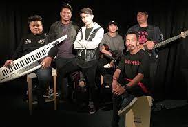 Download mp3 kumpulan 88 gratis, ada 20 daftar lagu kumpulan 88 yang bisa anda download. Biodata Kumpulan Floor 88 Penyanyi Lagu Roadblock Hatiku Iluminasi