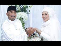 Difahamkan, kumpulan ini menyewa bilik di hotel berkenaan bagi mengadakan sambutan hari jadi dan telah membuat bising dengan memasang lagu dengan kuat sehingga orang ramai membuat aduan terhadap gangguan itu. Majlis Reunion Temukan Ras Adiba Suami Youtube