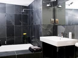 Mais pour une salle de bain moderne, et si vous faisiez de vos plus beaux objets des accessoires de décorations ? Salle De Bain Noir 23 Idees De Salle De Bain Noir Et Moderne