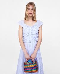 El único cambio que hizo middleton fue ponerle un cinturón negro en el lugar donde está la goma que ajusta el vestido a la. Kate Middleton Veste Zara Durante Una Partita Di Polo Del Marito