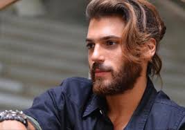 Dizide zengin bir iş adamını canlandıran olan oyuncu yeditepe üniversitesi hukuk fakültesi'nden mezun. Can Yaman Italya Da Neden Bu Kadar Cok Sevildigini Acikladi