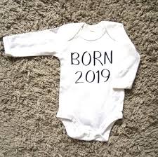 Born 2020 Body 100 Baumwolle Personalisiert Babybody Fur Jungen Und Madchen Geschenkidee Baby 2020 Baby Onesies Diaper Changing Baby Care