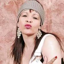 She reminds me of Celine Dion, this is lady Dynes from Kabanana.