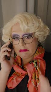 Oma Tina mag Intim Massagen... #dragqueen #kultkieztouren #oliviajones  @KultKieztouren @Olivia Jones & Family💋