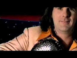 Guildo horn is a german singer who, together with his backing band die orthopädischen strümpfe, represented germany in the eurovision song contest 1998 in birmingham, performing the song guildo hat euch lleb!, which finished in seventh place. Original Versions Of Tanz Den Horn Written By Michael Holm Michael Kernbach Secondhandsongs