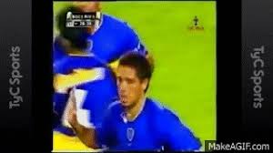 Anunció que riquelme estaba vendido a barcelona en 26 millones de dólares, número récord para el fútbol argentino. El Festejo Del Topo Gigio De Juan Roman Riquelme On Make A Gif