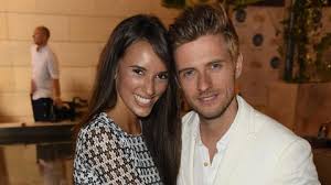 Jessica und jörn schlönvoigt stolz posiert jörn schlönvoigt bei der hochzeit seiner großen schwester neben der schönen braut. Jorn Schlonvoigt Erst Die Hochzeit Dann Die Auszeit Stern De