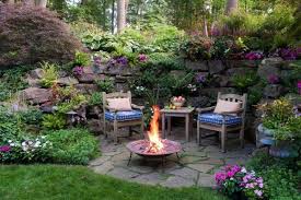 Die feuerschale im garten ist neben einem blickfang ein wahres beruhigunsmittel. Feuerschalen Fur Den Garten Wunderschon Klein Einladend Feuer Symbol Warme Romantik Blumen Garten Sitzecken Garten Hinterhof Garten