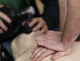 Keine atmung und puls mehr vorhanden sind. Richtlinien Zur Reanimation Bzw Wiederbelebung Klinik Via Medici