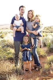 Great Standing Position For A Family Photo Shoot With Small Children Family Picture Poses Family Photo Pose Family Posing