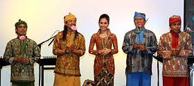 Dengan berpantun berarti ikut serta dalam melestarikan budaya indonesia. Budaya Sunda Wikipedia Bahasa Indonesia Ensiklopedia Bebas