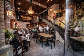 A Tapeta Ment A Csillar Maradt Uj Arculattal Nyitott Ujra A Hadik Coffee Shop Best Coffee Shop Shop Vintage Decor