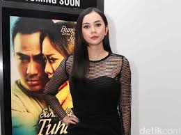 Suatu hari angel mengalami kecelakaan. Main Film Surat Kecil Untuk Tuhan Aura Kasih Harap Penonton Terinspirasi