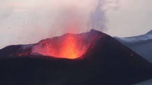 900 jahre lang war der vulkan fagradalsfjall in island inaktiv, in der nacht ist nun die oberfläche auf einer länge von 500 metern aufgerissen und. Island Vulkan Fotos Videos Youtube