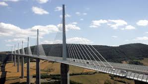 Etablissement des premiers tracés pour relier les deux rives du tarn. Catastrophe De Genes Comment Est Construit Et Entretenu Le Viaduc De Millau En Aveyron