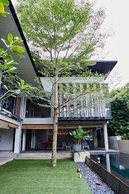 Cesar pelli lahir pada tahun 1926 dan terkenal karena hasil karyanya yang memiliki berbagai macam elemen metalik dan berliku. Arkitek Archives Glam Malaysia