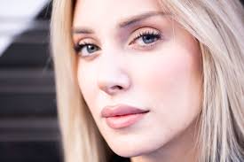 Alex Saint, actriz: “Me he querido morir ya varias veces. 'Si esto es mi  vida, no la quiero'. Luego pasan cosas maravillosas”