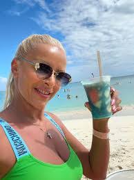 Crystal Aikman's Instagram, Twitter & Facebook