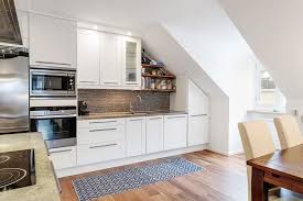Amenagement De Combles 60 Idees Pour Chaque Piece Cuisine Sous Les Escaliers Cuisines Design Cuisine Moderne Blanche