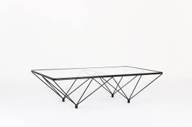 Cette table basse design possède des finitions en laiton et un plateau en verre avec hexagone en marbre vert en son centre. Table Geometrique En Verre Vintage Au Design Italien Par Paolo Piva