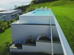 Une Piscine A Debordement Sur Le Lac Leman Piscine A Debordement Piscine Et Jardin Amenagement Jardin En Pente
