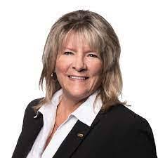 Leslie Knott's Instagram, Twitter & Facebook