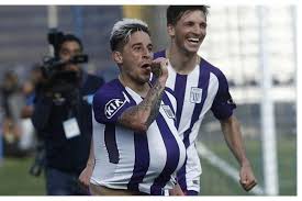 Pero esta vez su diversión se convirtió en problema, cuando una volea mal ejecutada terminó con la pelota en la como detalle de color, la camiseta que uso el hijo de la pareja es la de racing, ¿el equipo de corazón del papu? Alejandro Hohberg Lloro Al Dedicarle Gol A Su Esposa Y Al Bebe Que Tendran Video Deportes Correo