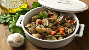 Scopri su cucchiaio d'argento le ricette vongole in padella da preparare direttamente a casa tua: Zuppa Di Vongole Con Pomodori Da Servire Con Crostini Di Pane