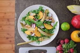 Unire quindi i pomodori secchi, terminare la cottura senza coperchio per 1 min ca. Insalata Di Caco Mela E Indivia Con Vinaigrette Al Melograno Gnambox Com