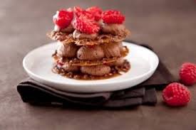 Decouvrez Cette Recette De Mille Feuille Croquant Au Chocolat Et Baie De Cannelier Framboises Fraiches En 2020 Croquant Au Chocolat Alimentation Croustillant Chocolat