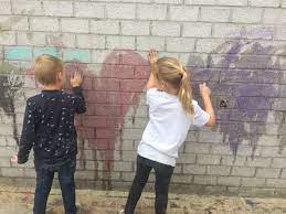 verf maken van stoepkrijt raspen juf lydia stoepkrijt buiten spelen verf